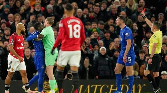 Premier Lig'de ilgin olay!