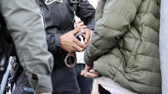 Soykırımcı İsrail 50 Filistinliyi gözaltına aldı