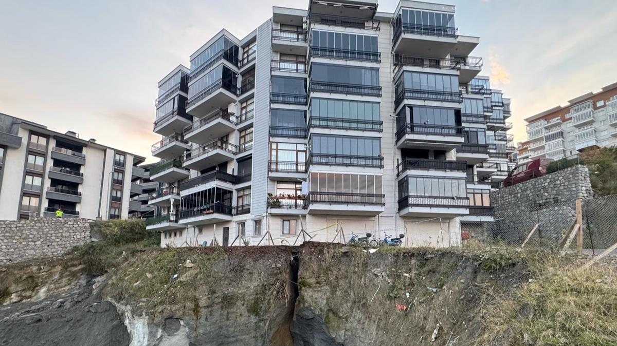 Bartn'da inaat alannda yaanan gk! Yan bina tahliye edildi