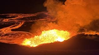 Dnyann en aktif yanarda patlad! Lavlar 120 metreye frlad