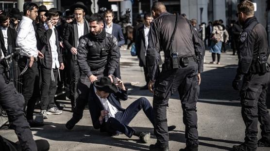 srail'de hkmet ve Ultra-Ortodoks Yahudiler kar karya geldi: Baskna gelen polis aracn devirdiler