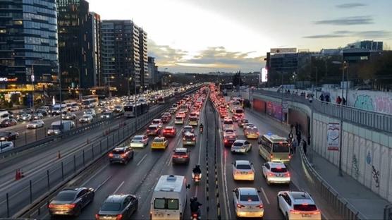 stanbul'da trafik ilesi bitmiyor! Aralar glkle ilerledi