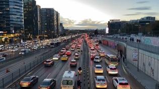 stanbul'da trafik ilesi bitmiyor! Aralar glkle ilerledi