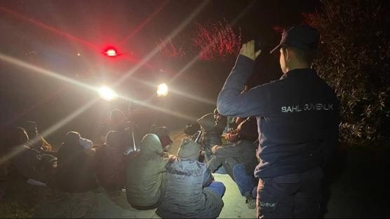 İzmir açıklarında düzensiz göçmen operasyonu: 23'ü yakalandı, 20'si kurtarıldı