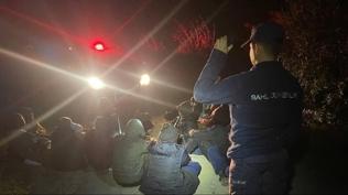 İzmir açıklarında düzensiz göçmen operasyonu: 23'ü yakalandı, 20'si kurtarıldı