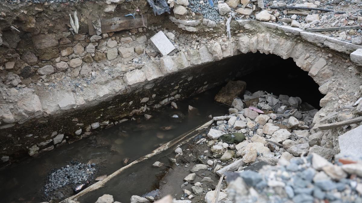 Yerin 1 metre altndan geiyor: Tarihi su kanal merak uyandrd
