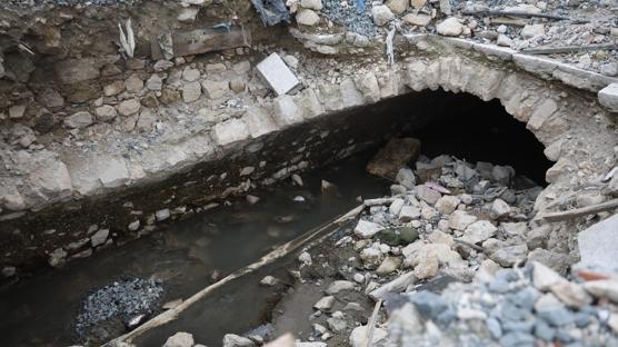 Yerin 1 metre altından geçiyor: Tarihi su kanalı merak uyandırdı