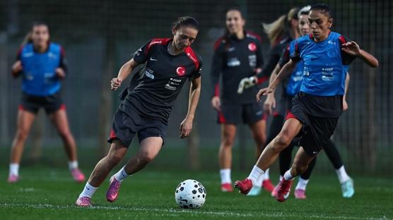 A Milli Kadn Futbol Takm, Arnavutluk mana hazr