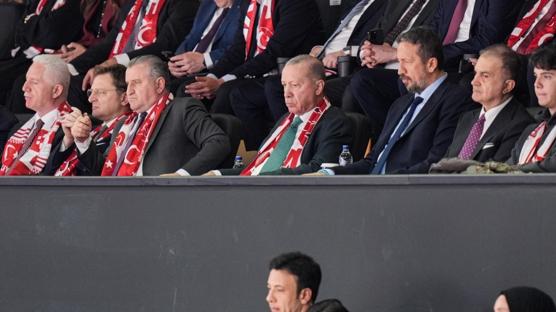 Cumhurbakan Erdoan, A Milli Erkek Basketbol Takm ile Bosna Hersek karlamasn izledi