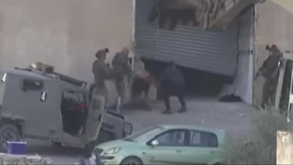 Katil srail askerleri teslim olan 2 Filistinliyi katletti