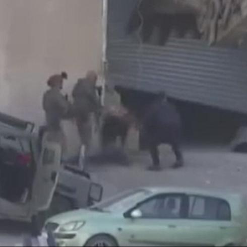 Katil srail askerleri teslim olan 2 Filistinliyi katletti