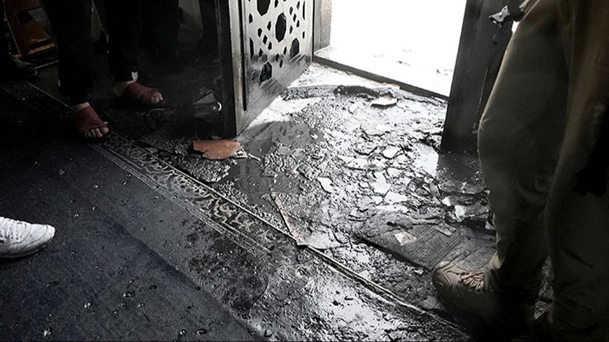 Siyonist İsrailliler Batı Şeria'da bir camiyi kundakladı