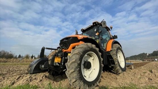 Tarlada korkun kaza! Einin kulland traktrn altnda kald