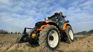 Tarlada korkun kaza! Einin kulland traktrn altnda kald