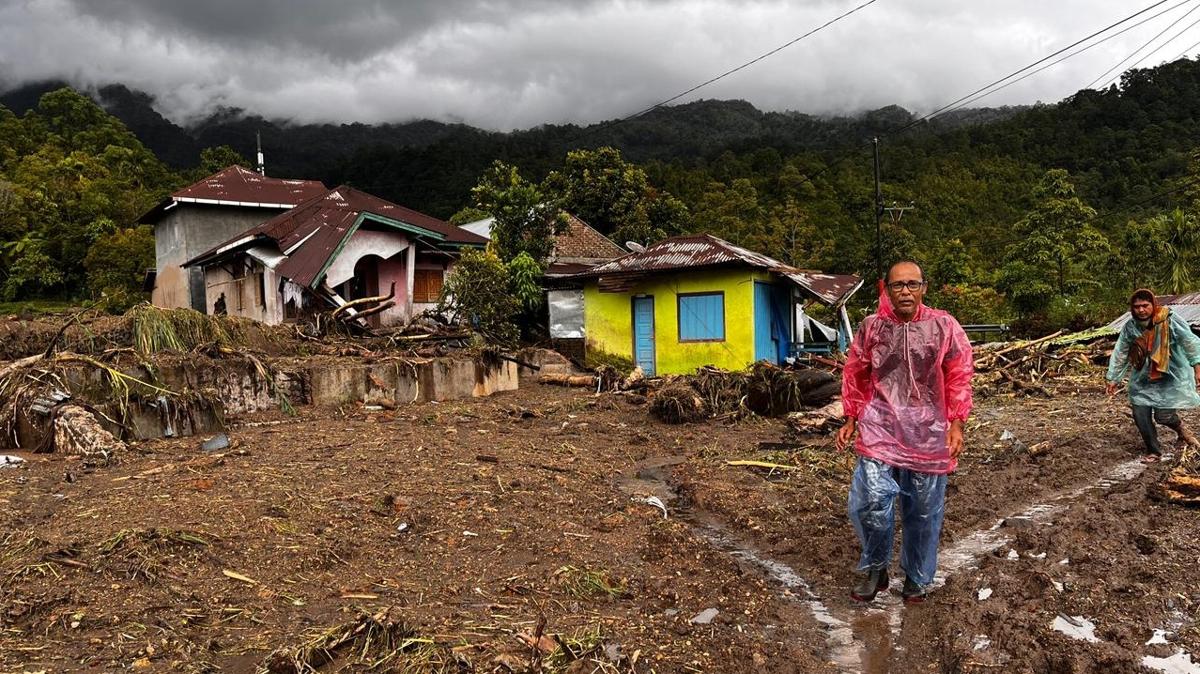 Endonezya'daki sel felaketinde bilano arlayor 