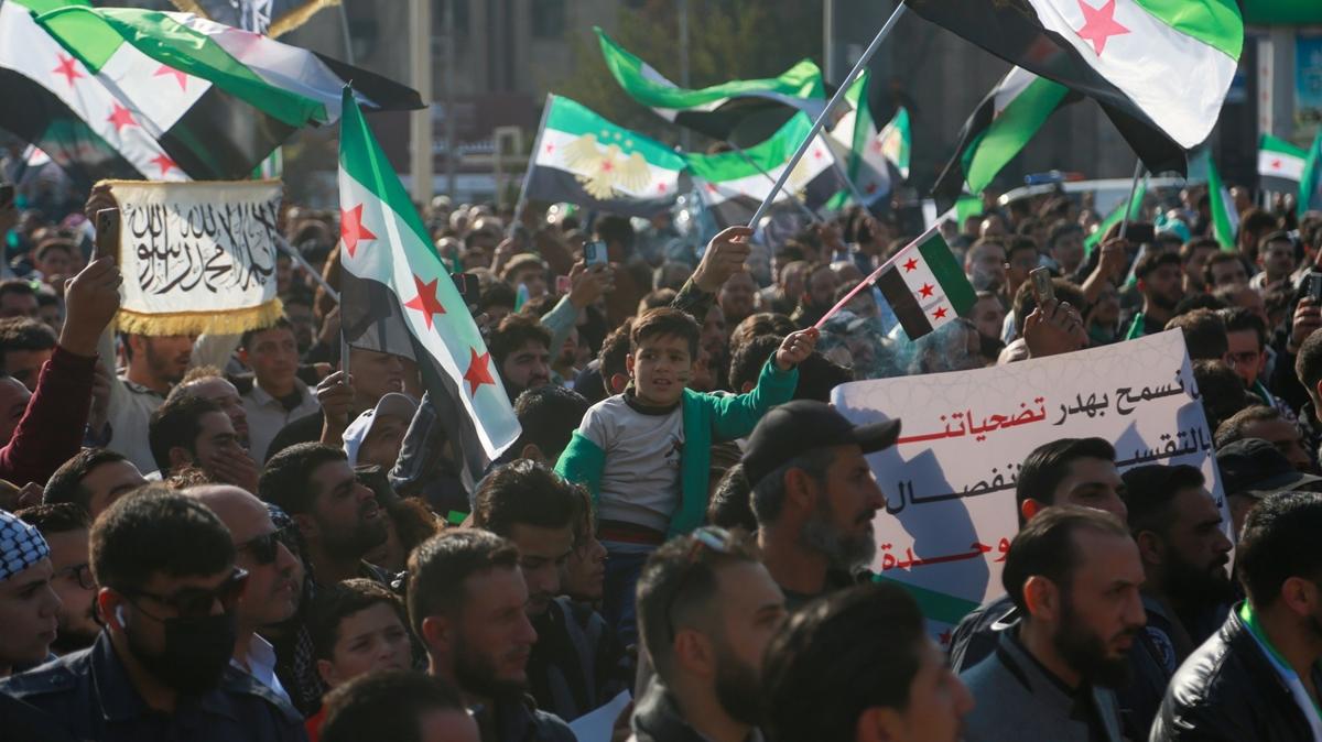 Suriye'de kutlama gsterileri: Halk meydanlara akn etti 