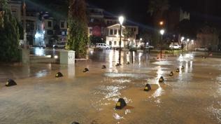 Cadde ve sokaklar gle dnd: eme sele teslim!