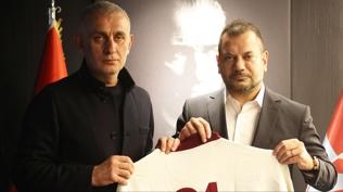 Erturul Doan, brahim Hacosmanolu'na forma hediye etti