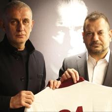 Erturul Doan, brahim Hacosmanolu'na forma hediye etti