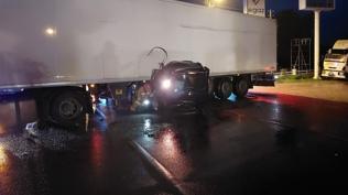 Manisa'da dehşet anı! Tıra çarpan otomobilde feci şekilde can verdiler