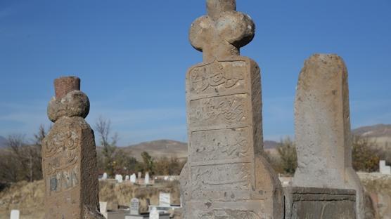 Mezarlkta sakl kalan tarih! Trk boylar ve Osmanl dnemi izleri belgelendi