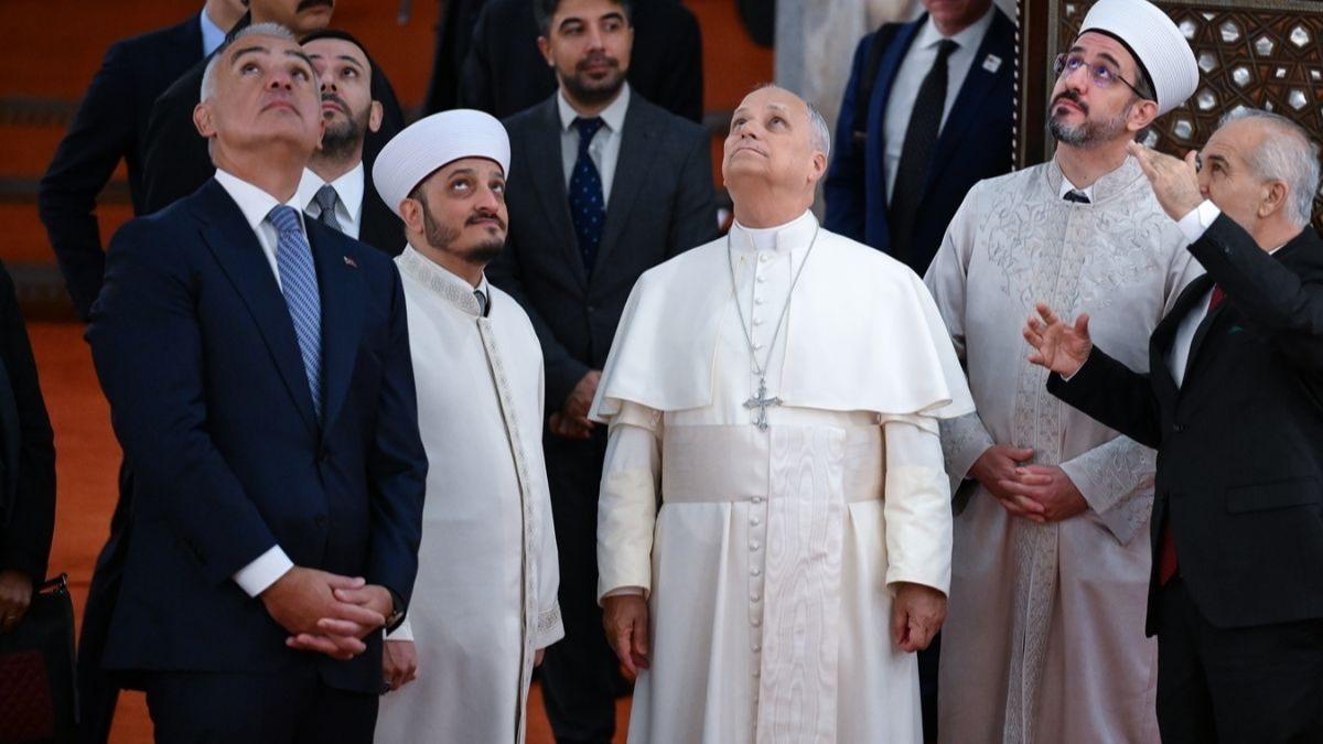 Papa'dan Sultanahmet Camii'ne ziyaret! ''Mihrab duyunca etkilendi''