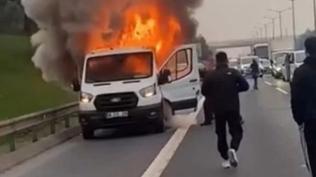 Seyir halinde korkunç anlar! Kamyonet küle döndü