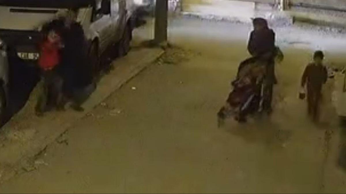 Adana'da vahet! ocuun kafasn nce arabaya vurdu sonra ocuu yere frlatt 