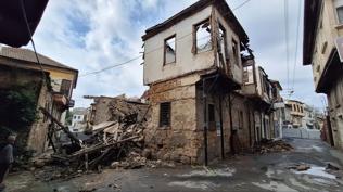 Daha nce yangnda hasar grmt: Metruk evin bir blm kt