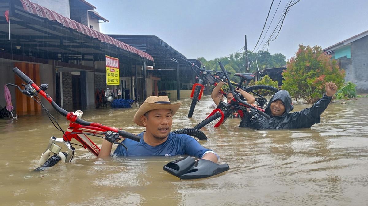 Endonezya'da iddetli yalar felakete dnt... Yzlerce kii hayatn kaybetti