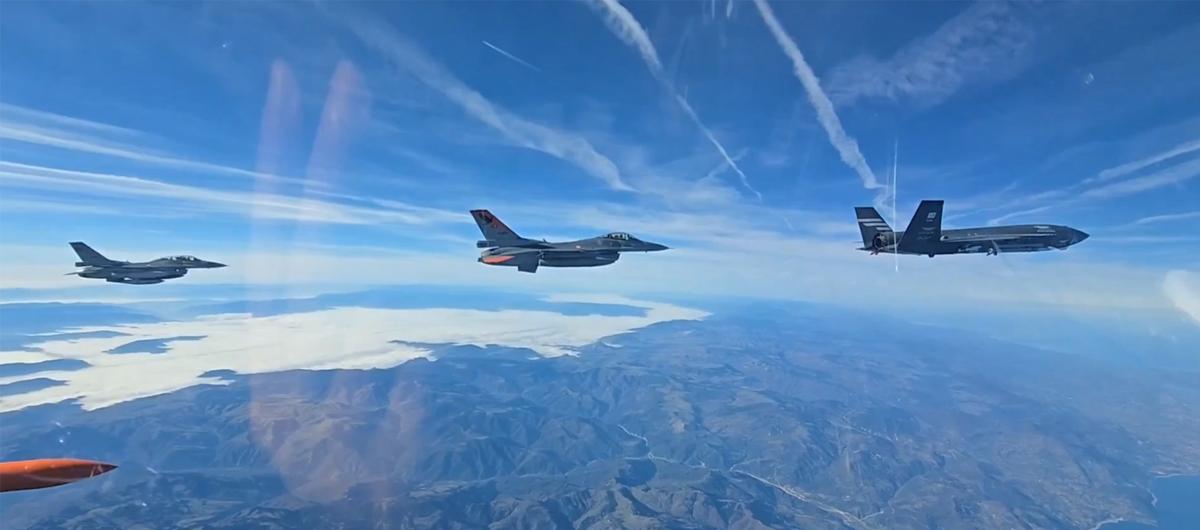 F-16'larla uan KIZILELMA'dan tarihi baar! Dnyada bunu yapan ilk lke Trkiye oldu