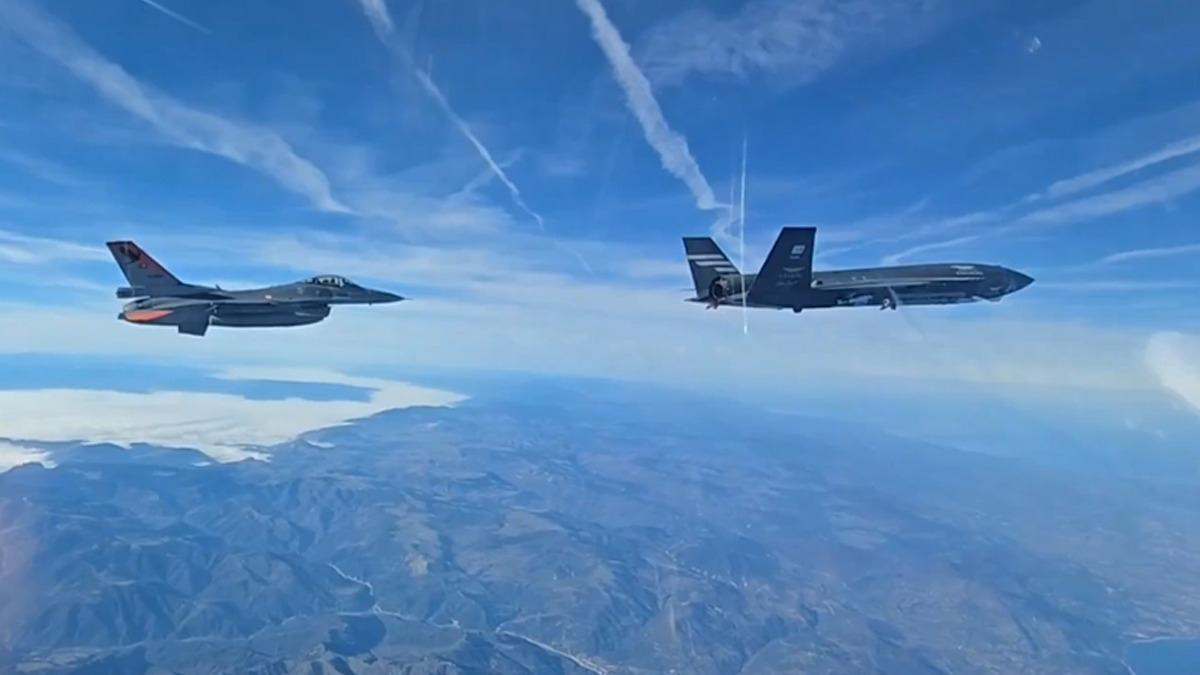 F-16'larla uan KIZILELMA'dan tarihi baar! Dnyada bunu yapan ilk lke Trkiye oldu