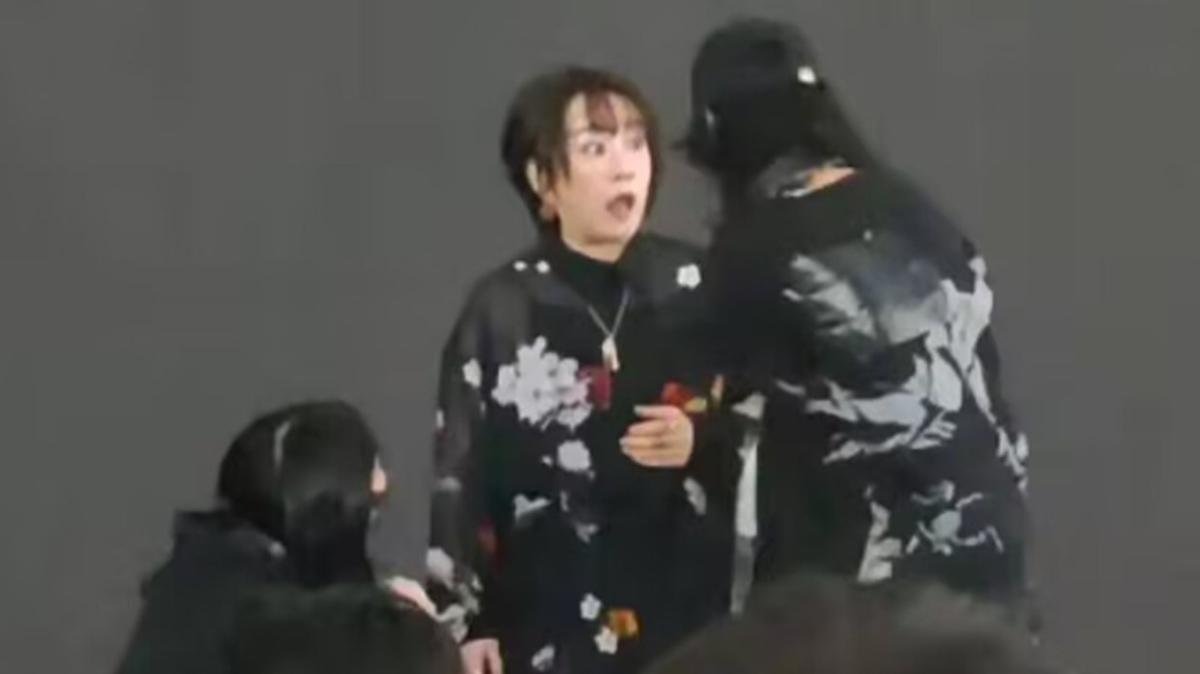 ki lkenin ztlamas konsere srad! Sanatnn performans yarm kald