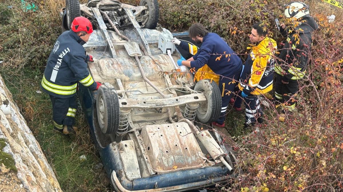 Konya'da arampole devrilen otomobilin srcs ld