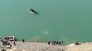 Van'da araç göle uçtu