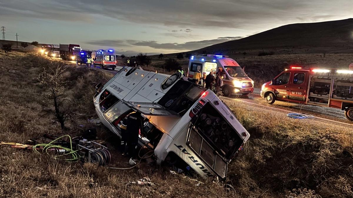 Yolcu otobüsü şarampole devrildi