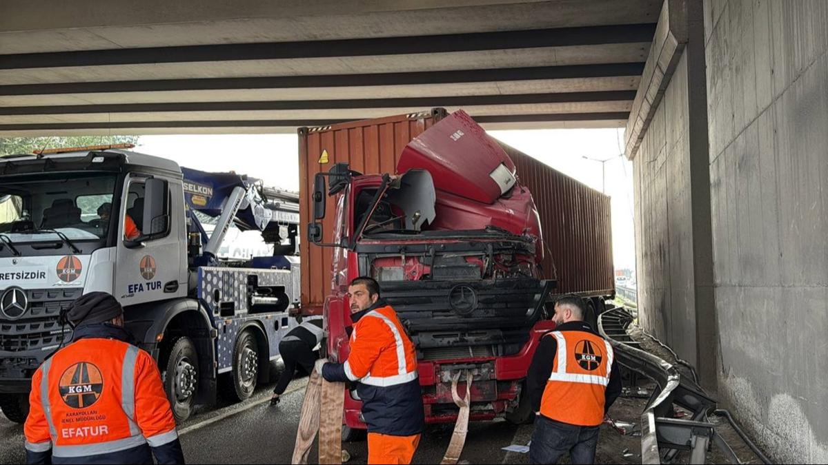 Anadolu Otoyolu'nda tır kontrolden çıktı: Genç sürücü araçtan düşerek tırın altında kaldı