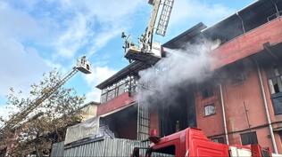 Baakehir'de i yerinde yangn: Ekipler mdahale ediliyor