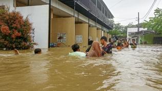 Endonezya'da sel felaketinin bilançosu ağırlaşıyor... Can kaybı 604'e ulaştı