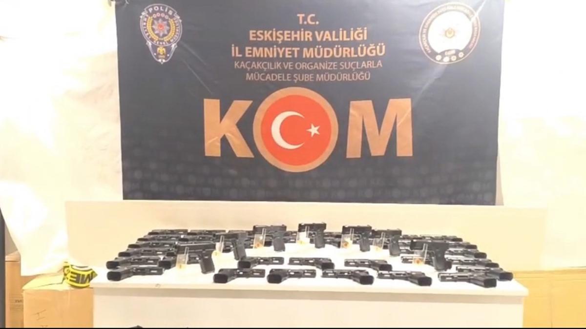 Eskişehir'de silah kaçakçılığı... Çekiciye yüklenen araçta yüzlerce tabanca yakalandı