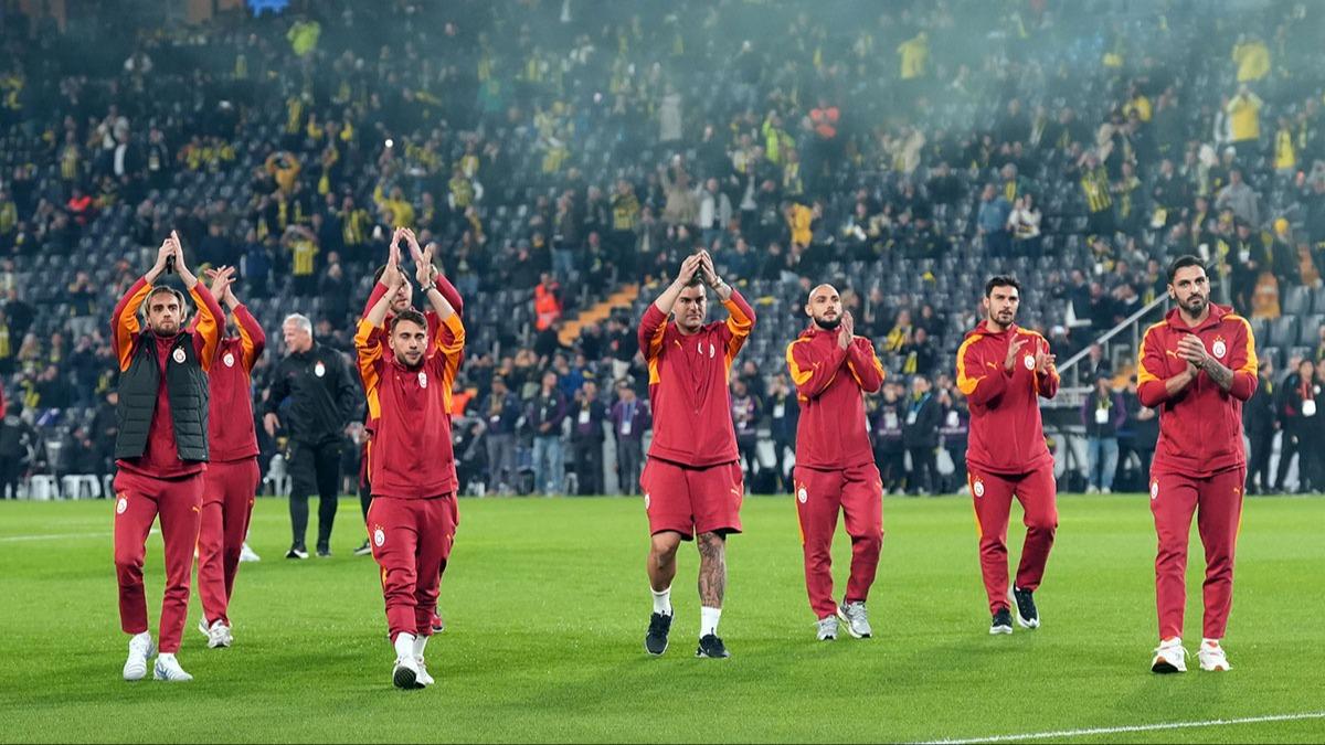 Galatasaray taraftar, Kadky'de takmlarn yalnz brakmad 