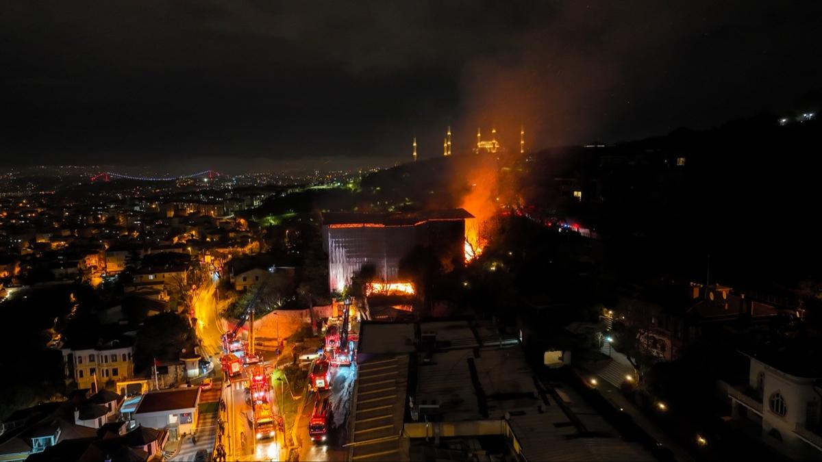 Üsküdar'da yangın... Metruk bina alevlere teslim oldu