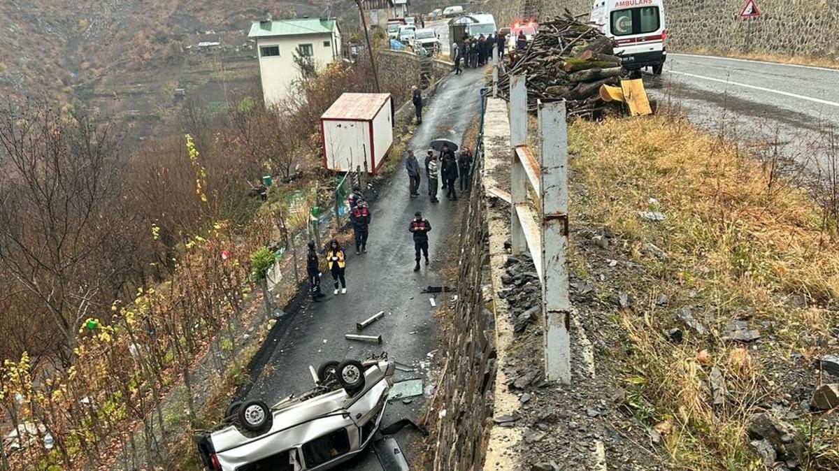 Artvin'de feci kaza: Kamyonet alt yola devrildi