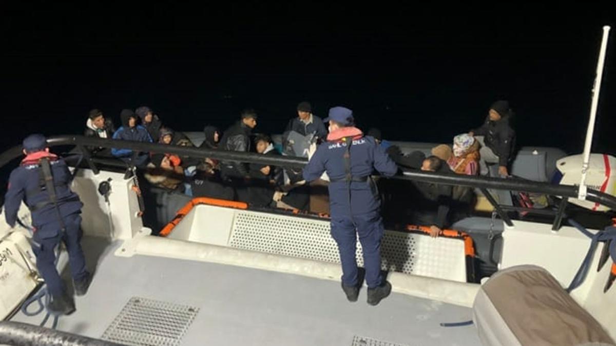 Bodrum'da lastik bottaki 8'i çocuk 31 düzensiz göçmen kurtarıldı