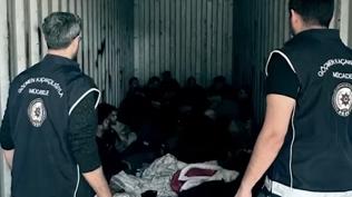 Düzensiz göçmenler konteynerden çıktı