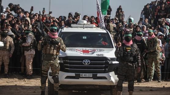 Hamas, bir esire ait olduu tahmin edilen ceset kalntlarn srail'e teslim etti