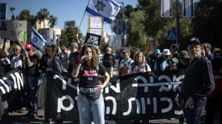 Netanyahu'nun af talebi srail'i kartrd: Binlerce kii sokaklara dkld