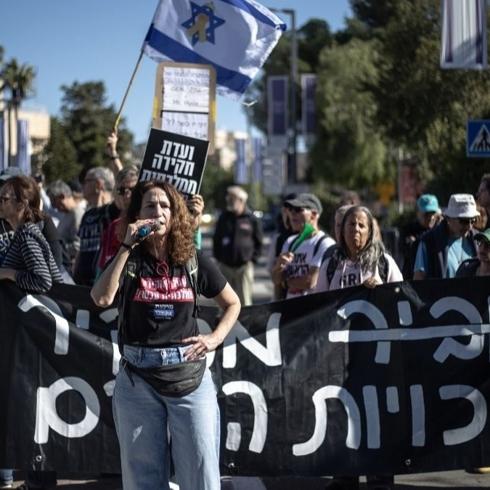 Netanyahu'nun af talebi srail'i kartrd: Binlerce kii sokaklara dkld