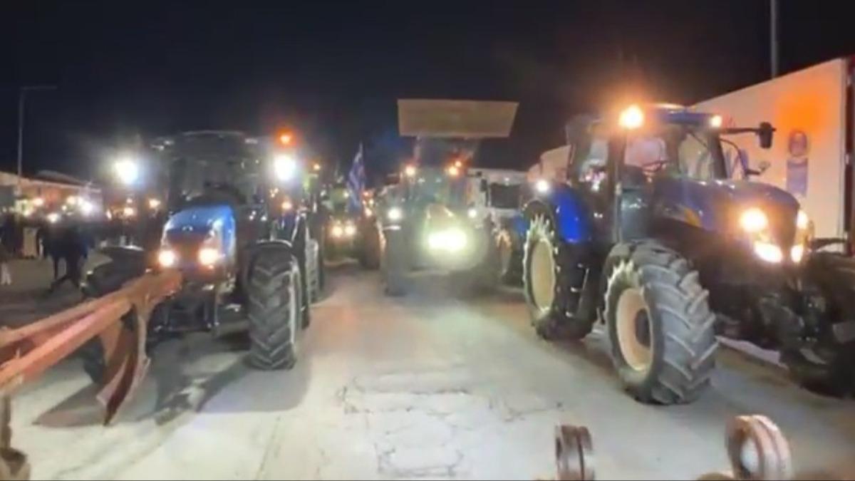 Komu kart! Trkiye snrn kilitleyen eylem