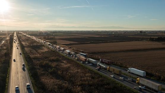 Yunanistan'da iftilerden dev protesto: Yk tamacl etkilendi